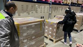 第六批自購AZ疫苗26.5萬劑上月27日抵台，食藥署表示今已完成封緘檢驗。 (圖／食藥署提供)