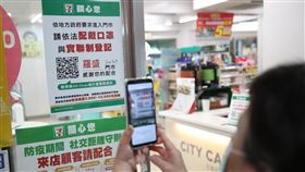 超商導入簡訊實聯制（1）本土疫情加劇，全台升至第三級警戒，萊爾富與統一超商等陸續導入「簡訊實聯制」，同時，部分門市配合防疫調整營業。圖為民眾進入統一超商掃描QR Code碼填寫資料。中央社記者張新偉攝　110年5月19日