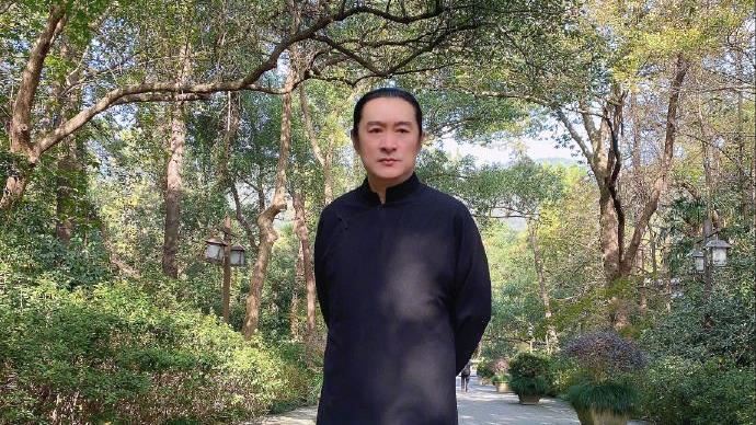 資深男星美顏自拍「看到鬼」　網罵翻