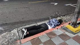 酒醉,小便,淋頭(翻攝自 爆怨2公社)