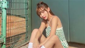 林襄整套白綠格子清涼裝，邪惡坐姿一覽無遺。（圖／翻攝自95_mizuki IG）