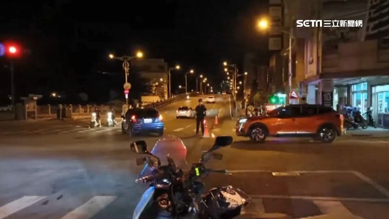 汽車漏油直直開　2機車騎過滑倒重摔
