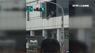 「封路」施工貪方便？2樓丟磚險砸人