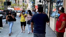 美染疫人數再升高 街上行人戴口罩自保美國COVID-19疫情隨著Delta變種病毒流行，染疫人數升高，街上行人逐漸習慣戴口罩自保。中央社記者林宏翰洛杉磯攝 110年8月21日