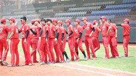 綺麗珊瑚開胡　中止春季聯賽16連不勝（1）成棒春季聯賽綺麗珊瑚隊在歷經本屆賽事16連不勝後，終於在28日以3比2擊敗台北興富發隊，也中止了包括協會盃、爆米花聯盟在內的全國賽事42連不勝。（中華棒協提供）中央社記者楊啟芳傳真　110年4月28日