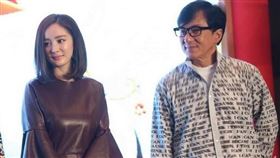 楊冪與成龍。（圖／翻攝自微博）