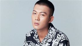 鳳梨憑藉搞笑的風格、充滿台味的方式，吸引大批粉絲。（圖／翻攝自鳳梨IG）