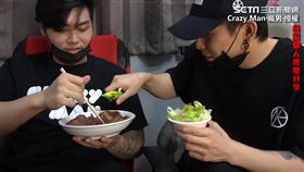 ▲尼克與晨灰實測「一周只吃肉或只吃菜，哪一種方式瘦得比較多？」（圖／Crazy Man 瘋男 授權）