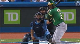 ▲馬提（Starling Marte）遭到頭部觸身球退場。（圖／翻攝自運動家推特）