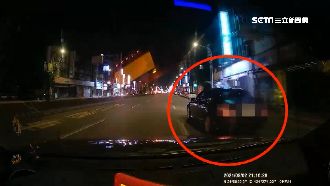 警追槍毒犯　巷弄狂飆撞13機車遭逮