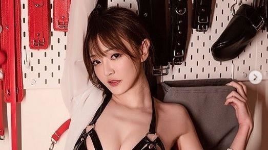 南半球女王炸兩粒！正面X型爆事業線