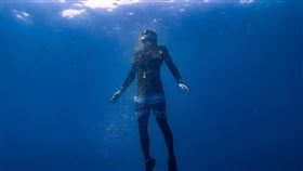 嘎嘎耗費約2年時間從初階考到AIDA2、 AIDA3自由潛水證照。（圖／潘俊佳提供）