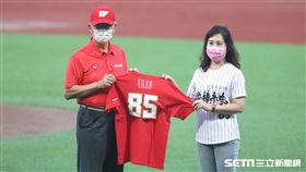 ▲徐生明遺孀出席味全龍500勝慶祝儀式。（圖／記者劉彥池攝影）