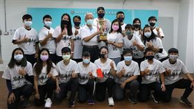 接棒未來女子棒球隊昨將第三座冠軍杯獻給魏應充。（圖／味全龍提供）