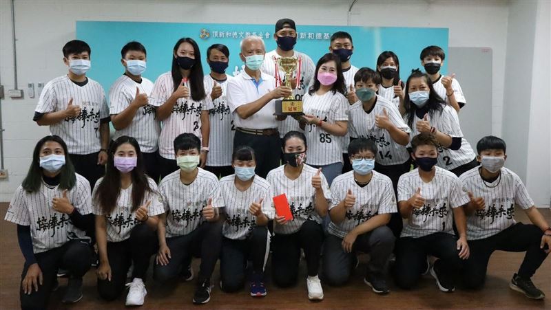 女棒錦標賽　冠軍隊最感謝「魏爸」