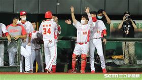 ▲味全龍外野手張祐銘回本壘得分。（圖／記者劉彥池攝影）