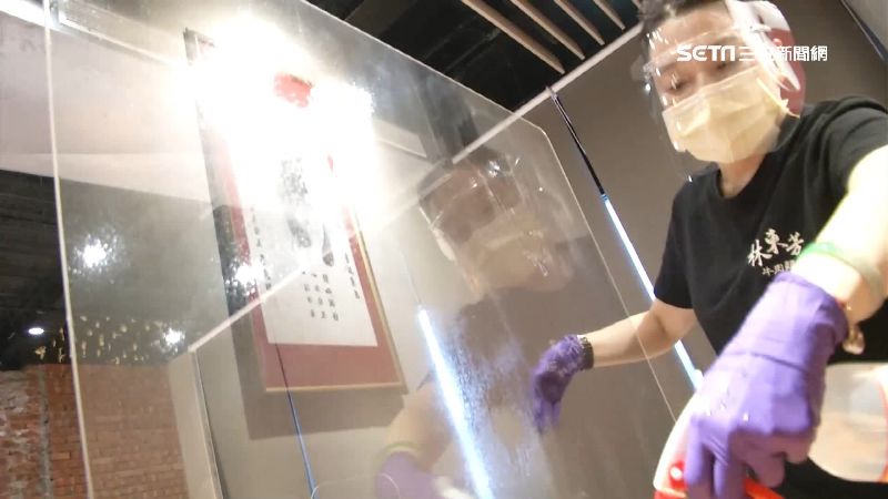 防疫隔板噴滿湯汁　顧客憂無落實清消