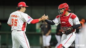 ▲味全龍終結者田澤純一和捕手吉力吉撈・鞏冠擊掌。（圖／記者劉彥池攝影）
