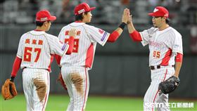 ▲味全龍終結者田澤純一和隊友擊掌慶祝勝利。（圖／記者劉彥池攝影）