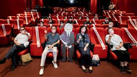 兩岸電影展開幕  保留席位紀念已故導演李行兩岸電影展4日開幕，現場為紀念影展創辦人、已故「台灣電影教父」李行特別保留席位，影展交流委員會代理主任委員、導演朱延平（前左2）現場也勉勵年輕影人努力拍片。（兩岸電影展提供）中央社記者王心妤傳真 110年9月4日