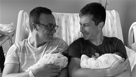 公開出櫃！美國運輸部長領養2嬰　喜曬超甜全家福（圖／翻攝自Pete Buttigieg推特）