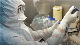 高醫醫檢師準備進行核酸萃取/武漢肺炎篩檢/PCR(高醫提供)