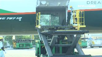 畫面曝！波蘭友台40萬劑AZ抵國門