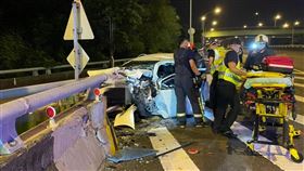 男駕車撞護欄成V字型亡　酒測值爆表（圖／翻攝畫面）