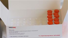 土耳其開始接種北京科興疫苗土耳其14日展開武漢肺炎疫苗接種作業，第一階段開放醫護人員施打。安卡拉巿醫院一間接種室看診桌上擺放北京科興疫苗（圖）。中央社記者何宏儒安卡拉攝　110年1月14日