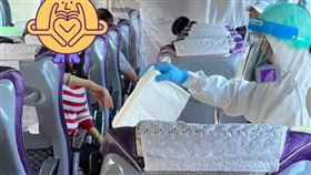 機組人員爆料，送往檢疫所運載過程中遭受不人道對待，不能上廁所並且發紙尿片。（圖／翻攝自「航空迷因」粉專）