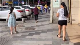  失明女童獨自出門　媽默默跟一年（圖／翻攝微博）