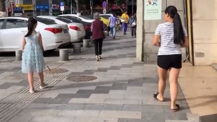 失明女童獨自出門！媽偷跟守護一年