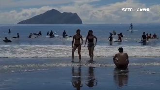 烏石港湧群眾　少數人上岸不戴口罩