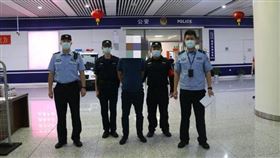 ▲偷拍裙底風光男子被帶回公安。（圖／翻攝自深圳高鐵公安微信）