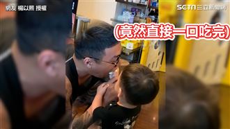 幼稚爸與兒搶食竟一口吞　他當場崩潰