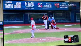 味全龍賽前拆除看板。（圖／翻攝轉播畫面）