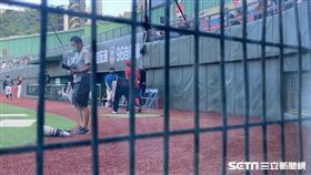 味全龍賽前拆除看板。（圖／記者王怡翔攝影）