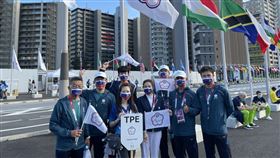 東京帕運圓滿落幕，方振宇任掌旗官揚旗進場。（圖／體育署提供）