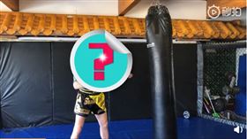 周比利（圖／翻攝自微博）遮臉