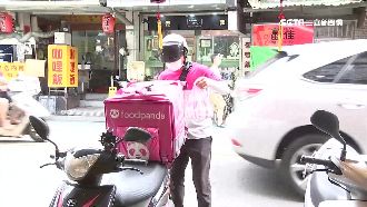 夾多單遭民眾批繞路拖餐　外送員喊冤