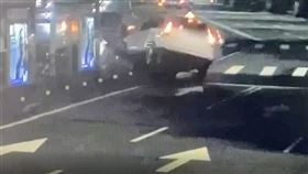 台北,休旅車,公車亭,監視器,人行道（圖／翻攝畫面）