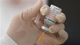 北市教職員工疫苗接種　醫護人員抽取疫苗台北市教育局26日於花博大型接種站，實施第4波校園教職員工疫苗施打，接種對象為國中、高中職教職員工。醫護人員在工作區抽取疫苗準備施打。中央社記者徐肇昌攝  110年7月26日