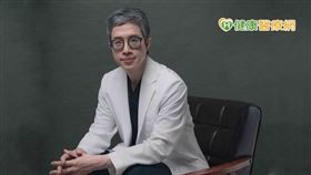 邱浚彥醫師強調，隆鼻手術除了要慎選經驗豐富醫師，術前諮詢也很重要，不論是鼻翼寬窄、鼻頭翹墜，海鷗線角度等，醫師都會全面了解民眾的需求後，再以專業角度與民眾討論可行性。