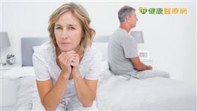 無性婚姻在現代生活中越來越普遍，激情消失除了生活瑣事的消磨、工作壓力大，也有一部分原因是男性有早洩問題，甚至因此逃避不敢「開機」。