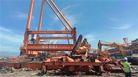 台中港31號碼頭，起重機拆解作業，吊車翻覆，貨櫃操機員搶救宣告不治 