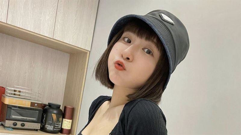 峮峮趴地翹臀照曝　一轉身洩超狂弧線