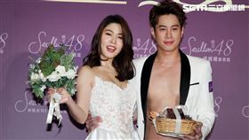 白家綺瘦身有成充滿自信，老公吳東諺安排穿上白紗婚禮見習。（記者邱榮吉/攝影）