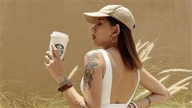 不只正面性感，衣服背面也大挖U型露出美背。(圖／翻攝自陳艾琳IG)