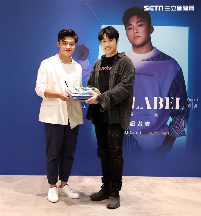 劉昊首張創作專輯「自定義」發片同校學長鹿希派站台送上防疫三寶祝福。（圖/記者邱榮吉攝影）