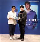 劉昊首張創作專輯「自定義」發片同校學長鹿希派站台送上防疫三寶祝福。（圖/記者邱榮吉攝影）